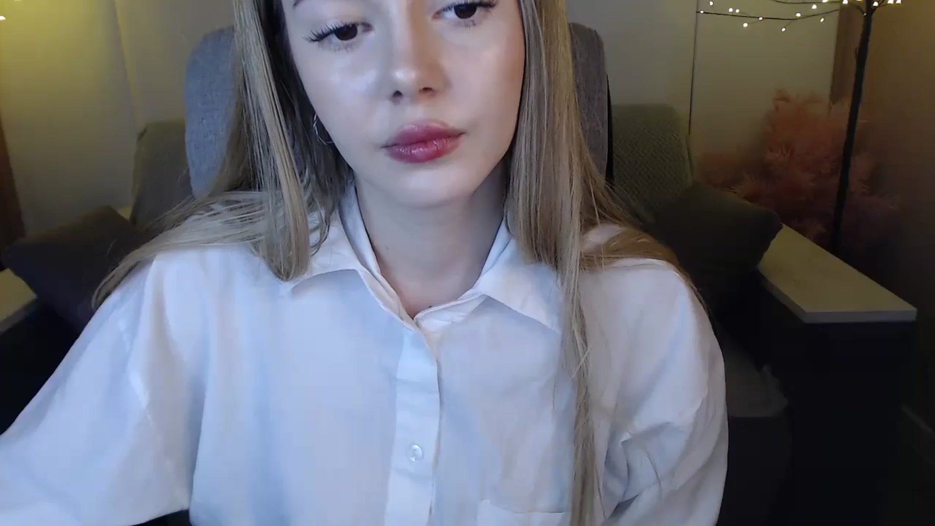 Gallery image thumbnail from SophieKing's myfreecams stream on, 01/05/2025, 12:28 image 2 of 20