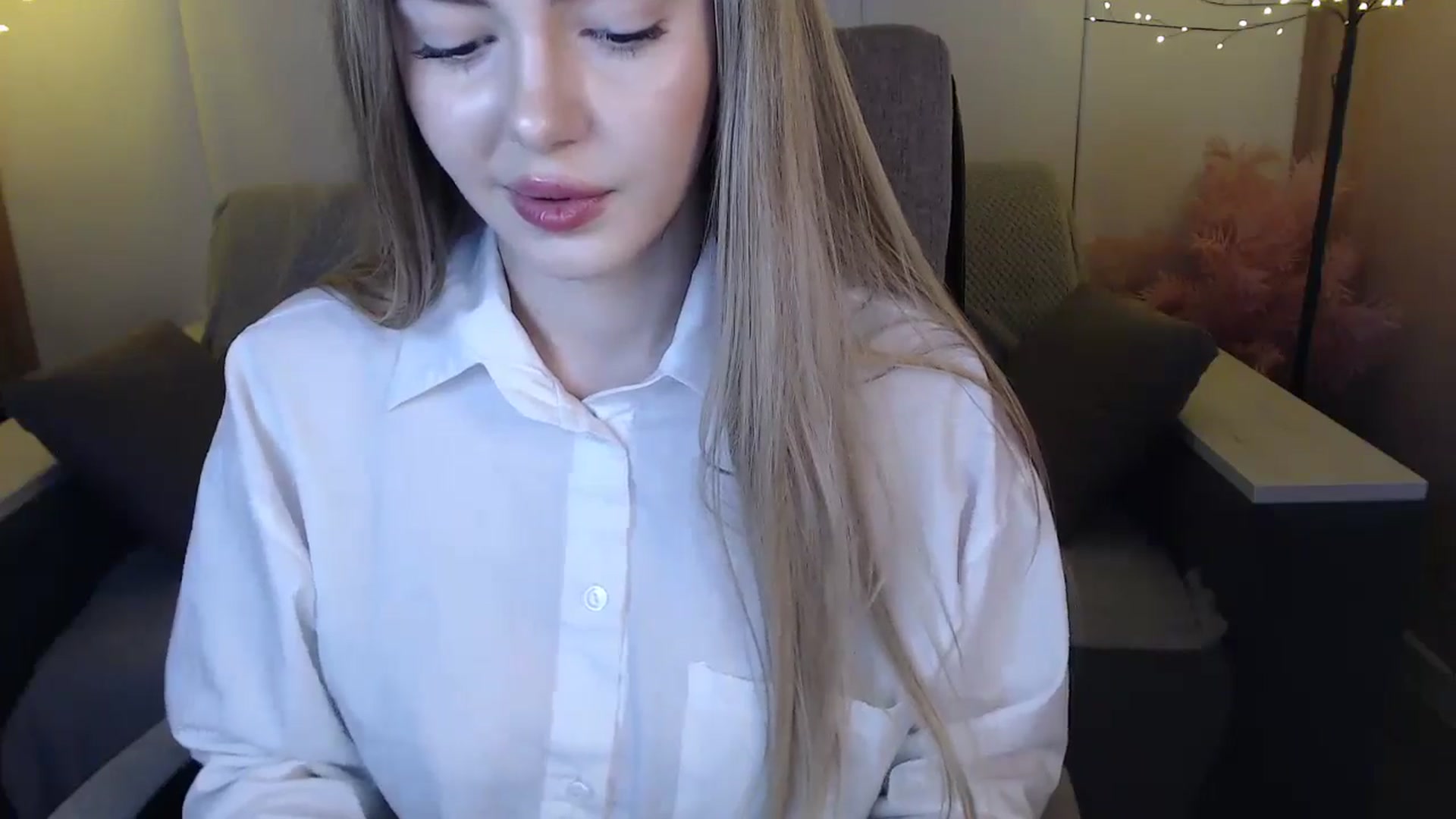 Gallery image thumbnail from SophieKing's myfreecams stream on, 01/05/2025, 12:28 image 18 of 20