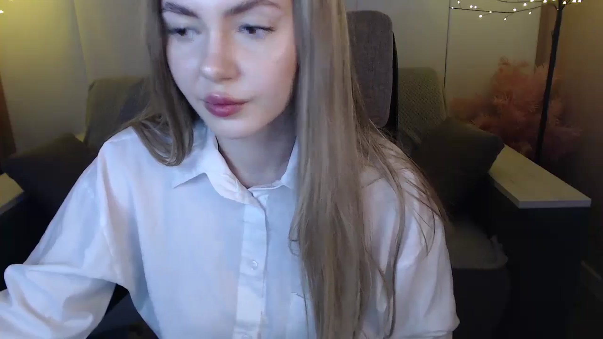 Gallery image thumbnail from SophieKing's myfreecams stream on, 01/05/2025, 12:28 image 19 of 20