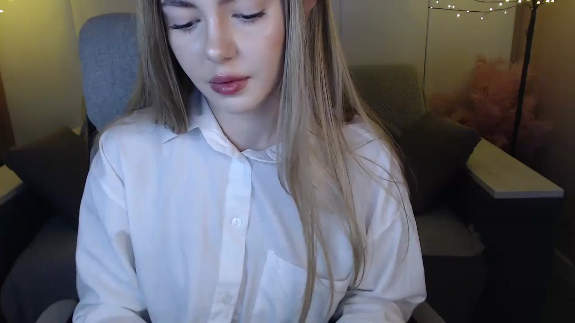 Gallery image thumbnail from SophieKing's myfreecams stream on, 01/05/2025, 12:28 image 13 of 20