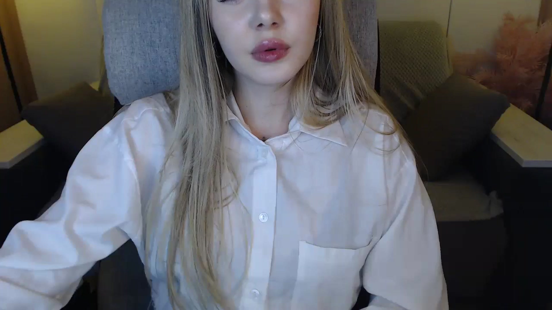 Gallery image thumbnail from SophieKing's myfreecams stream on, 01/05/2025, 13:08 image 20 of 20