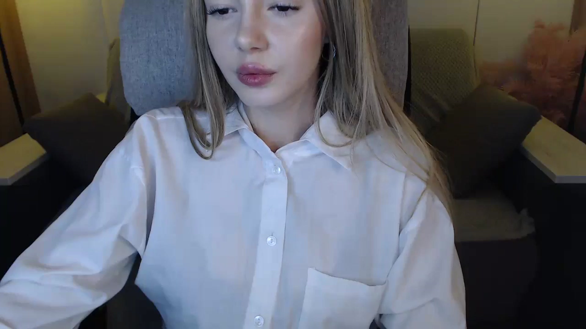 Gallery image thumbnail from SophieKing's myfreecams stream on, 01/05/2025, 14:09 image 5 of 20