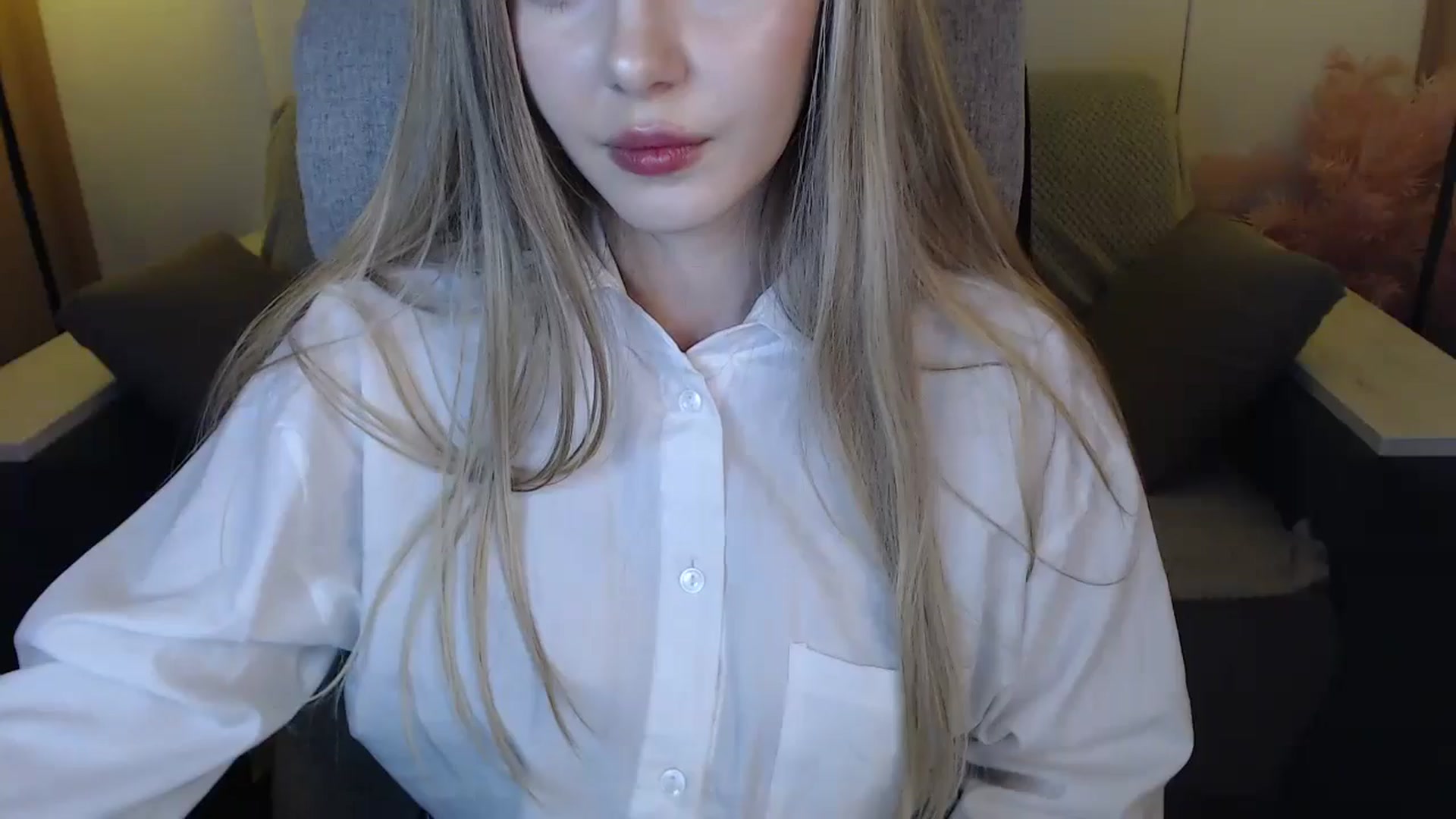 Gallery image thumbnail from SophieKing's myfreecams stream on, 01/05/2025, 14:09 image 17 of 20