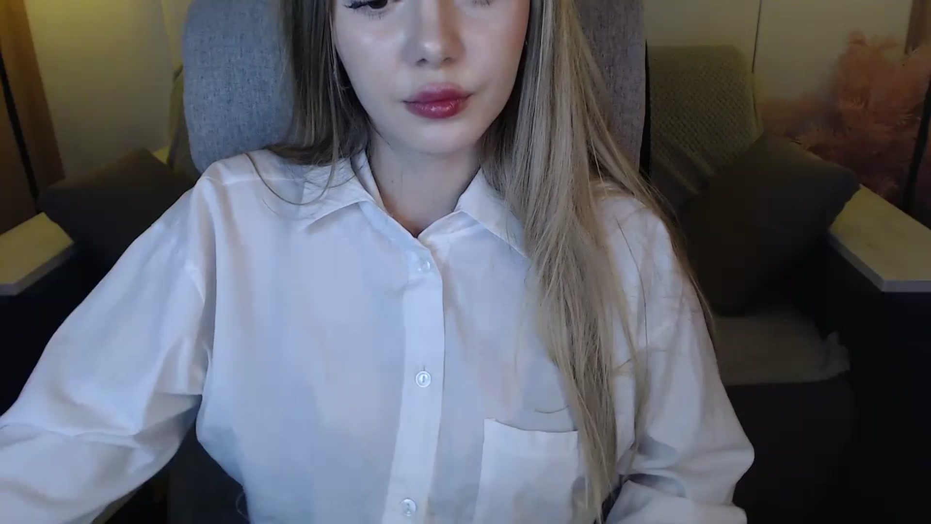 Gallery image thumbnail from SophieKing's myfreecams stream on, 01/05/2025, 14:09 image 10 of 20