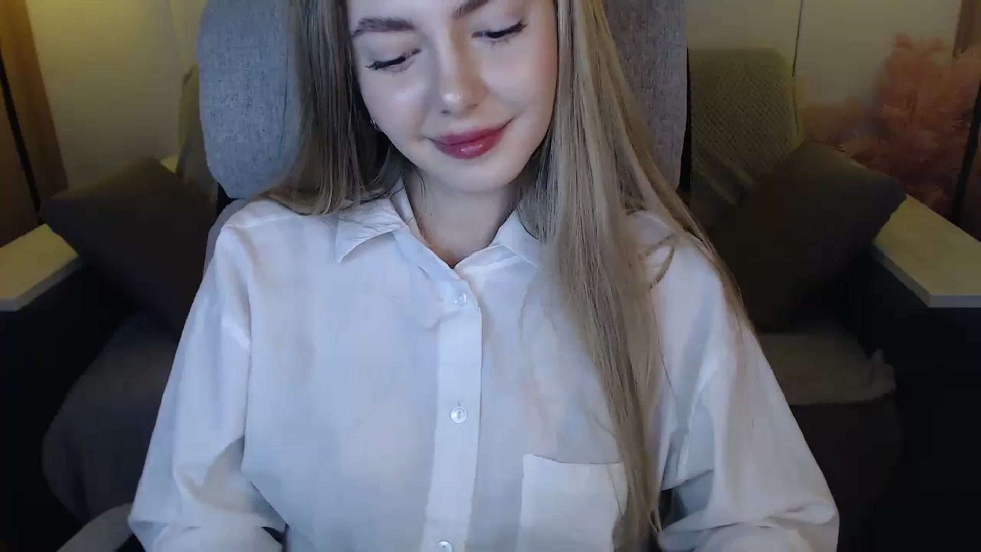 Gallery image thumbnail from SophieKing's myfreecams stream on, 01/05/2025, 14:09 image 15 of 20