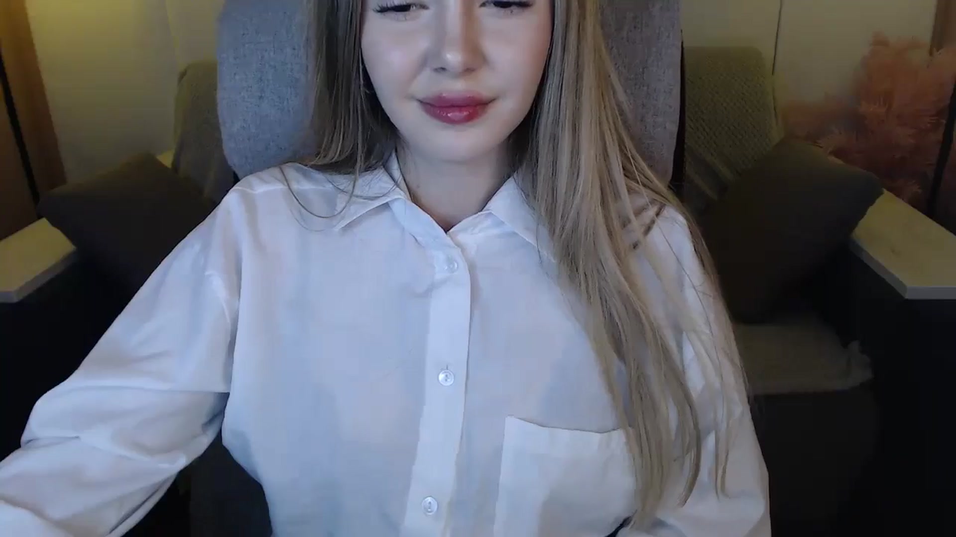Gallery image thumbnail from SophieKing's myfreecams stream on, 01/05/2025, 14:09 image 12 of 20