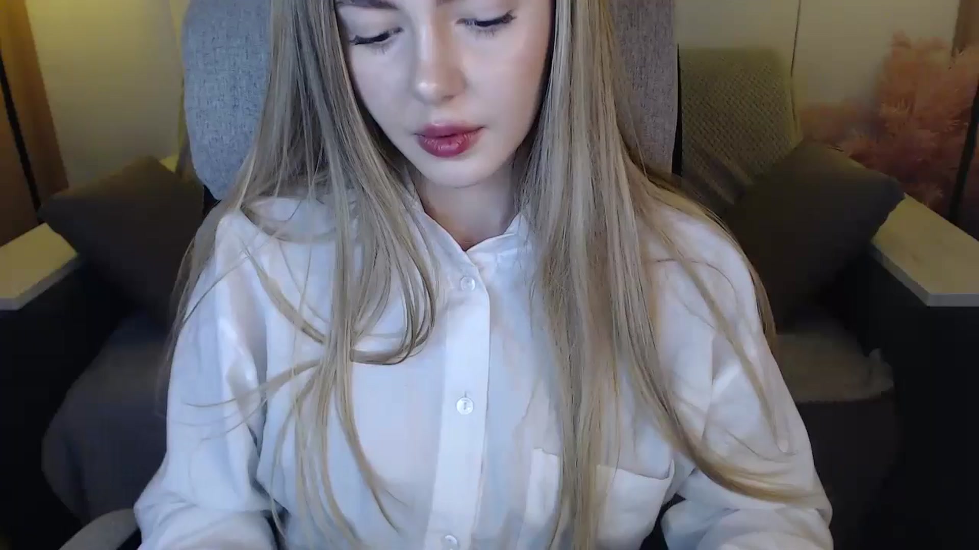 Gallery image thumbnail from SophieKing's myfreecams stream on, 01/05/2025, 14:09 image 18 of 20