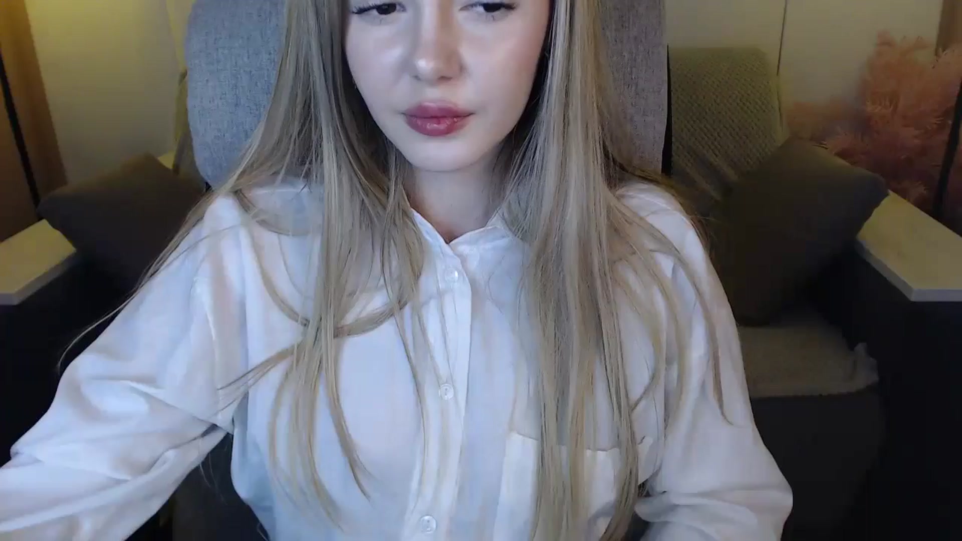 Gallery image thumbnail from SophieKing's myfreecams stream on, 01/05/2025, 14:09 image 19 of 20