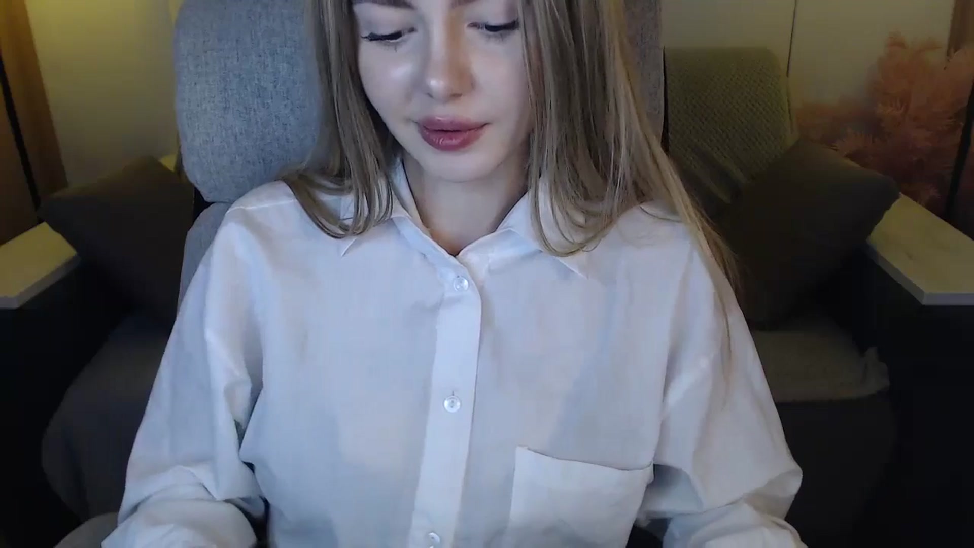 Gallery image thumbnail from SophieKing's myfreecams stream on, 01/05/2025, 14:09 image 3 of 20