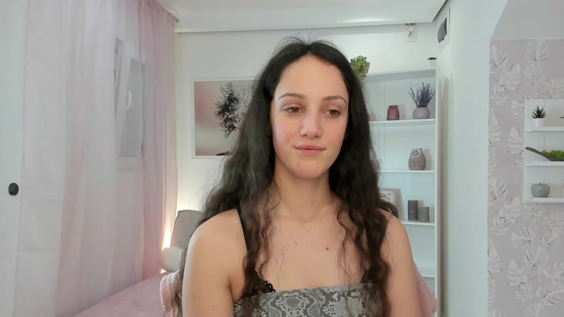 Gallery image thumbnail from Sophie_Rain18's myfreecams stream on, 02/02/2023, 18:05 image 18 of 20