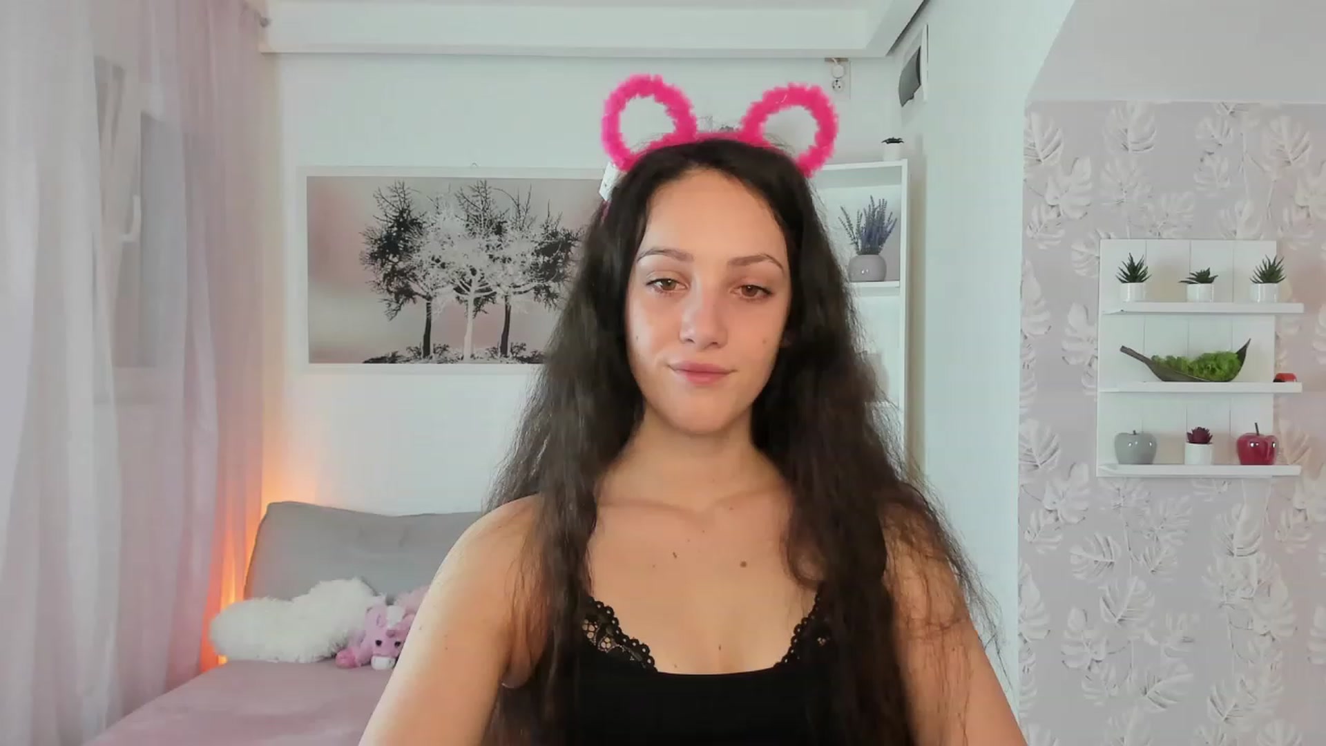 Gallery image thumbnail from Sophie_Rain18's myfreecams stream on, 02/13/2023, 14:32 image 14 of 20