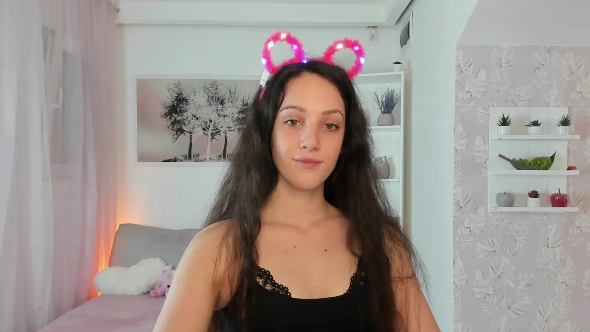 Gallery image thumbnail from Sophie_Rain18's myfreecams stream on, 02/13/2023, 14:32 image 11 of 20