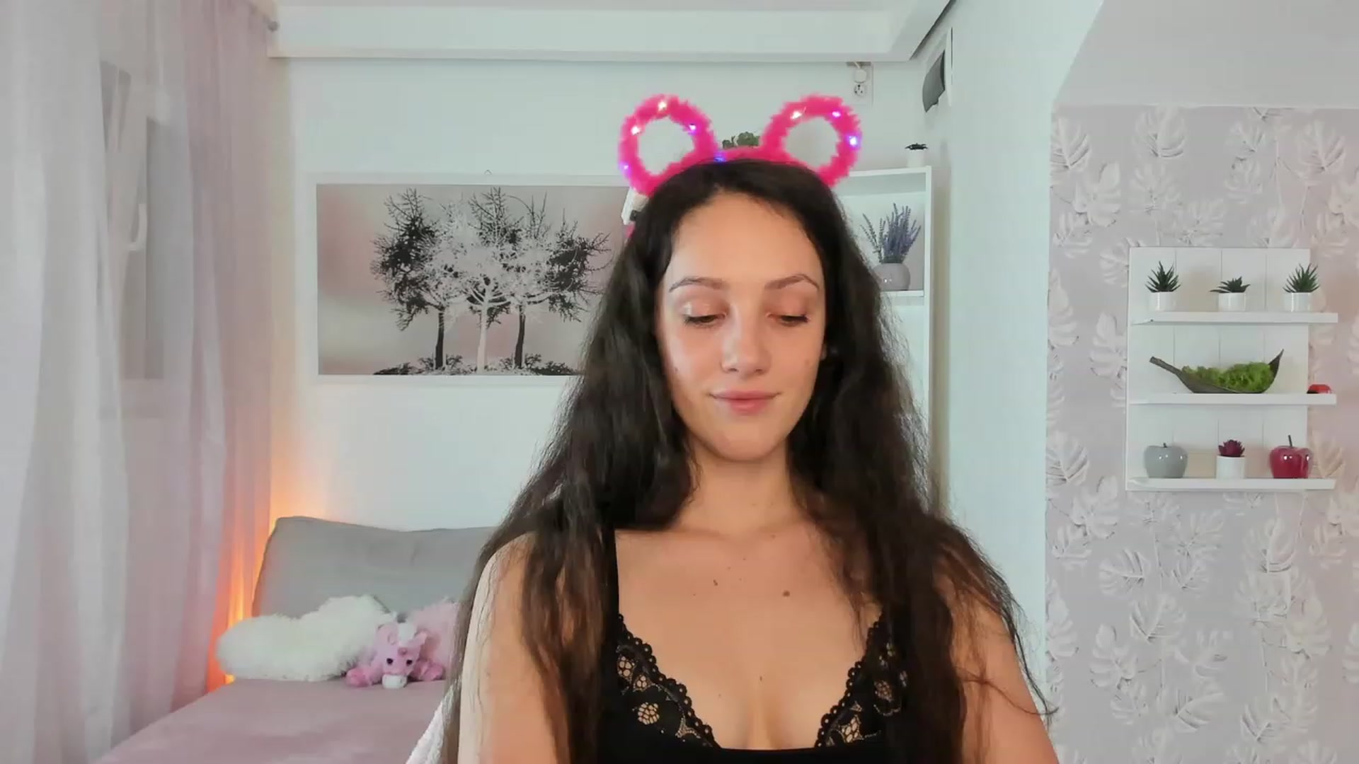 Gallery image thumbnail from Sophie_Rain18's myfreecams stream on, 02/13/2023, 17:12 image 10 of 20