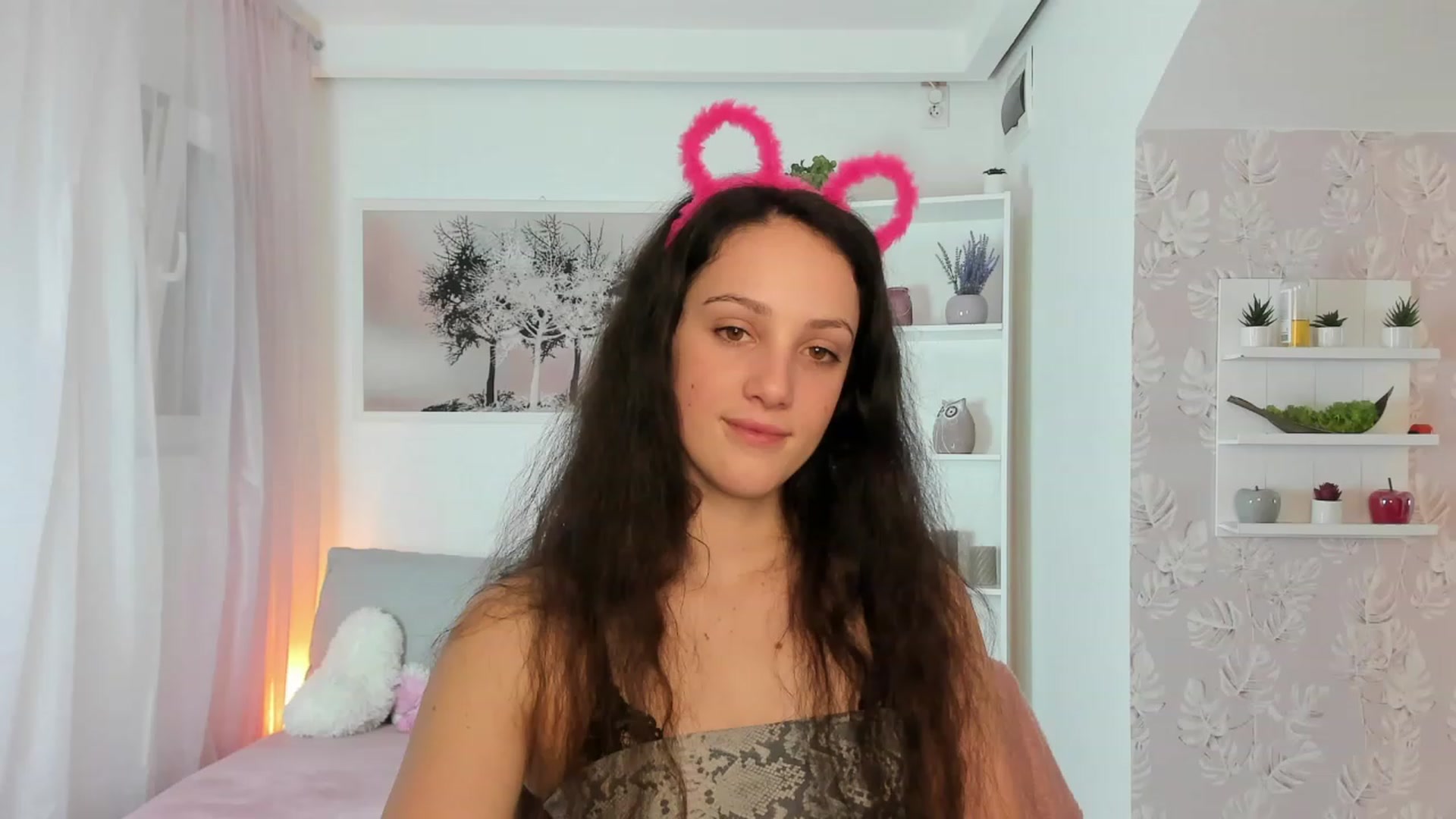 Gallery image thumbnail from Sophie_Rain18's myfreecams stream on, 02/14/2023, 15:48 image 14 of 20