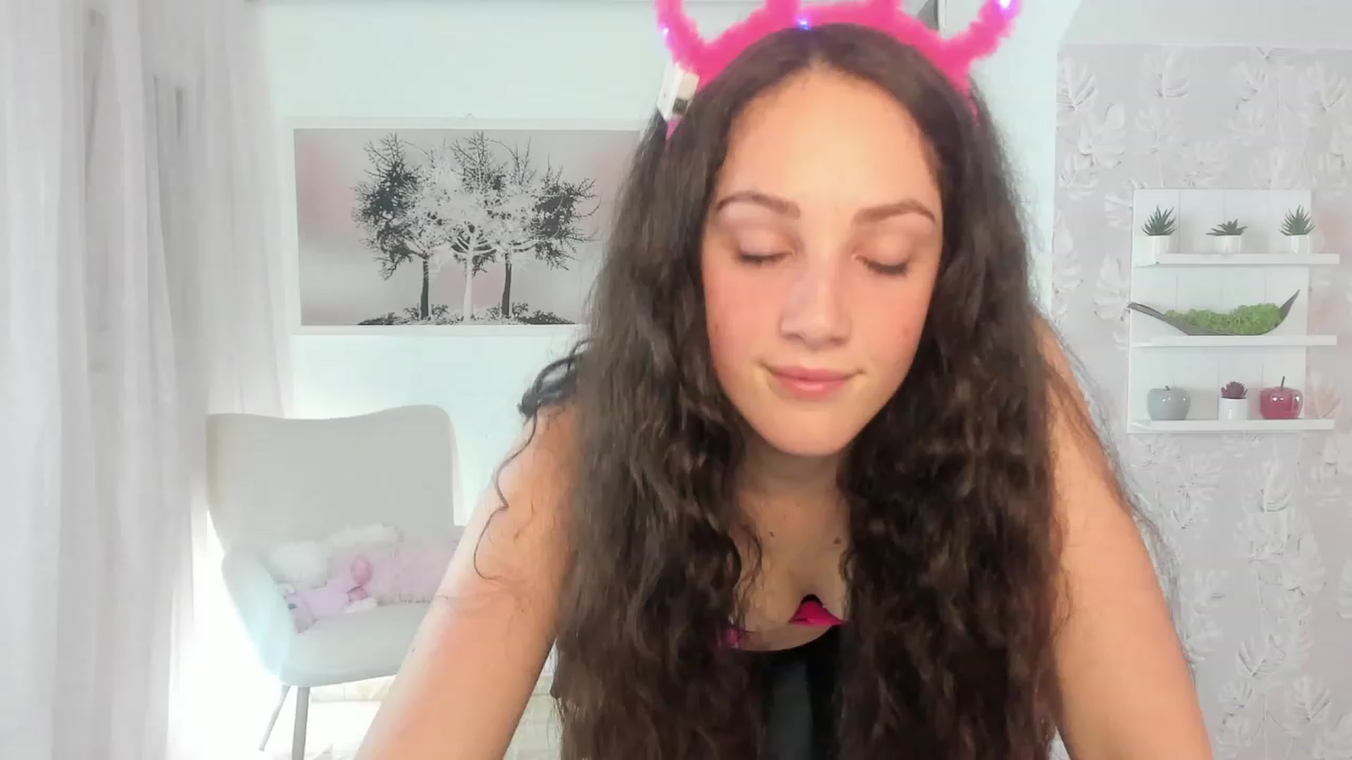 Gallery image thumbnail from Sophie_Rain18's myfreecams stream on, 03/21/2023, 14:30 image 5 of 20