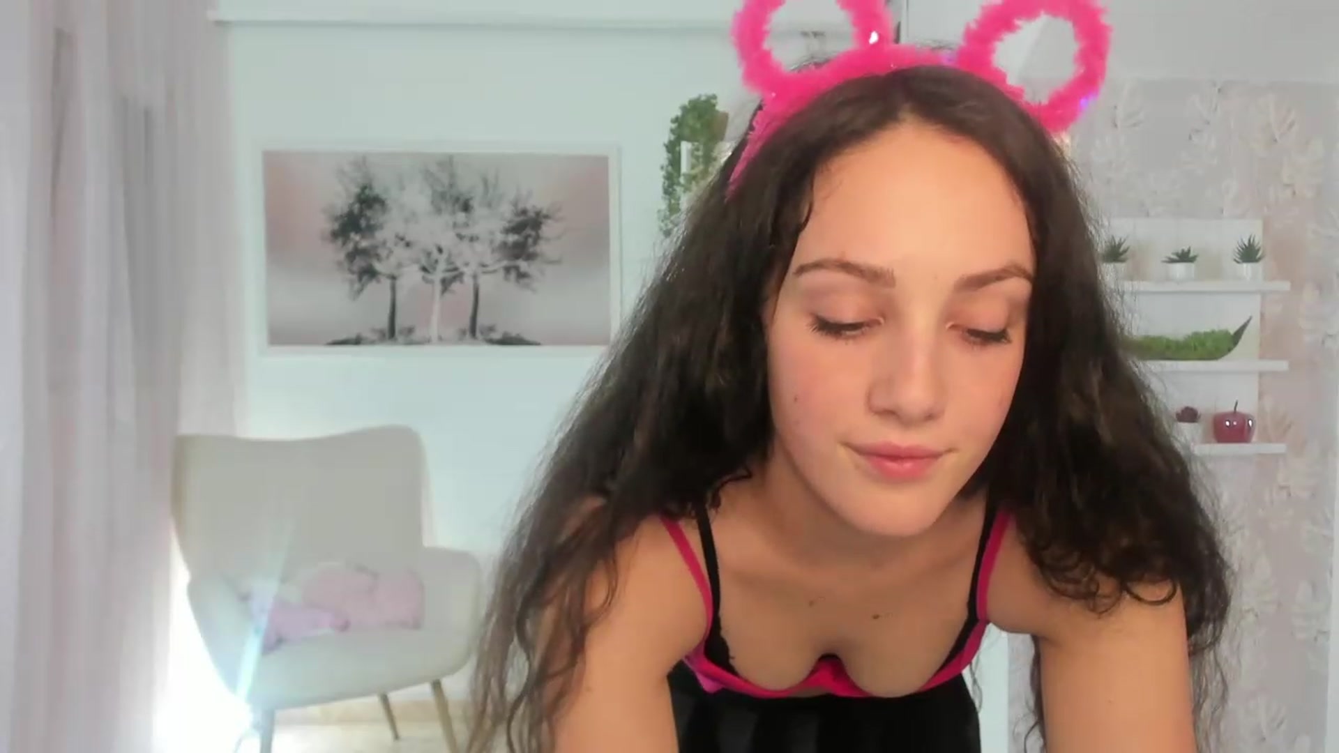 Gallery image thumbnail from Sophie_Rain18's myfreecams stream on, 03/21/2023, 18:09 image 14 of 20