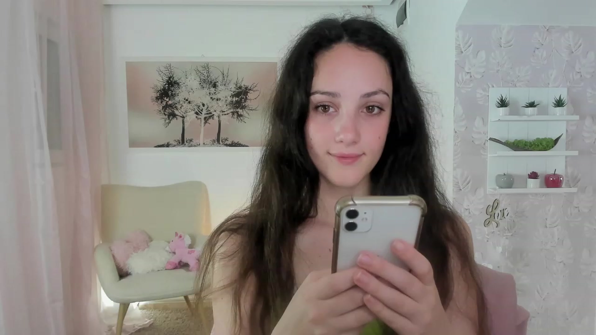 Gallery image thumbnail from Sophie_Rain18's myfreecams stream on, 05/25/2023, 11:40 image 16 of 20