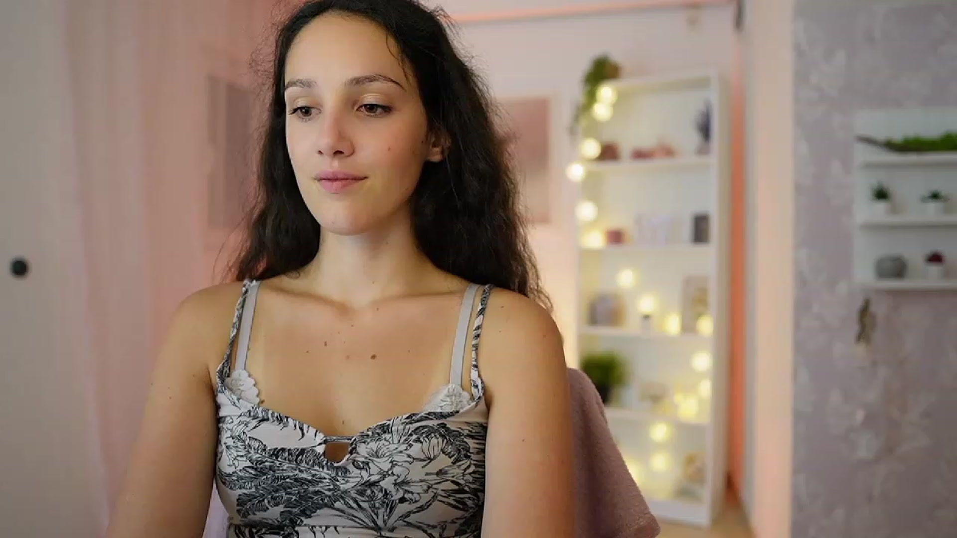 Gallery image thumbnail from Sophie_Rain18's myfreecams stream on, 09/08/2023, 16:38 image 9 of 20