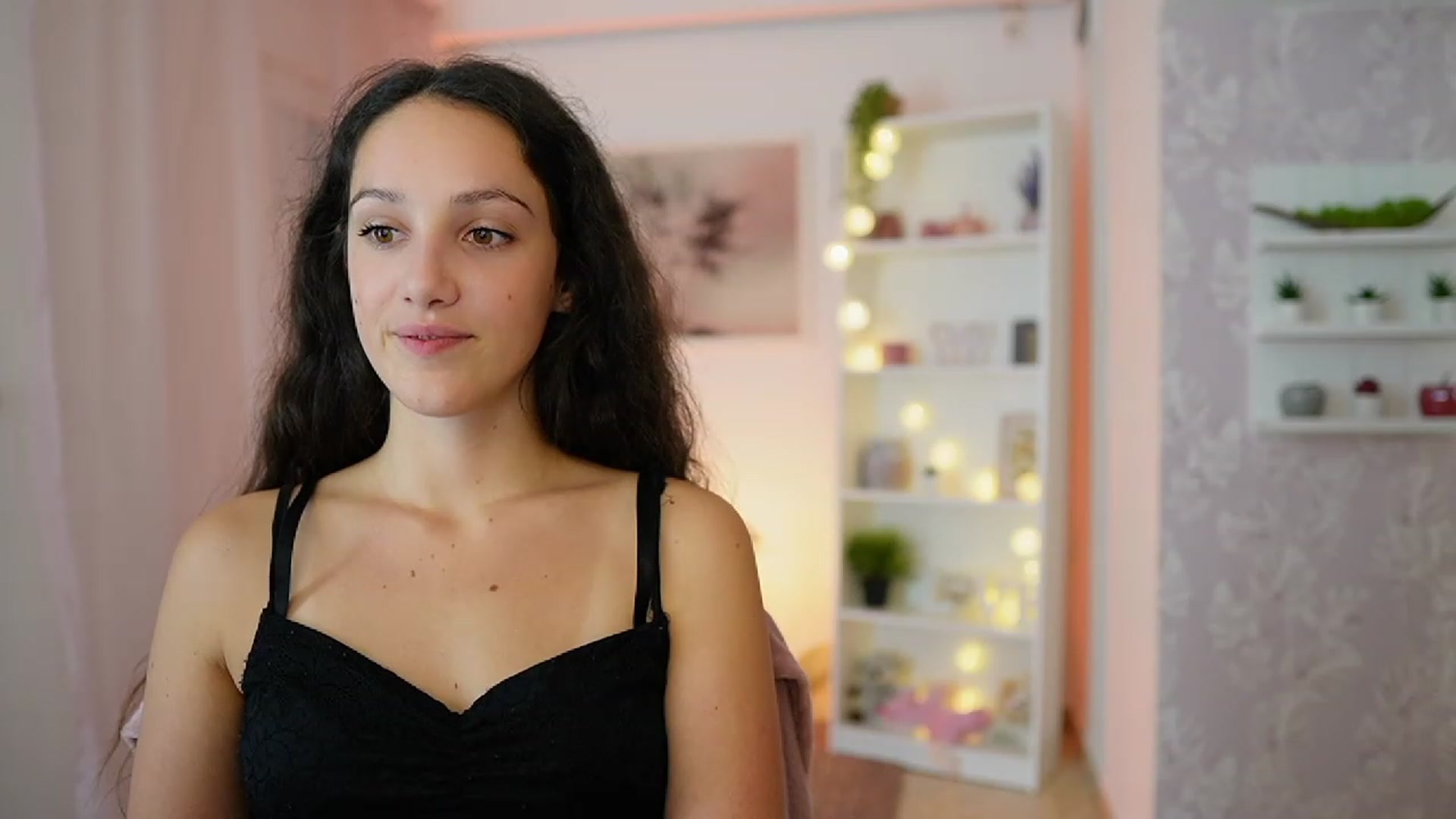 Gallery image thumbnail from Sophie_Rain18's myfreecams stream on, 09/15/2023, 16:37 image 14 of 20
