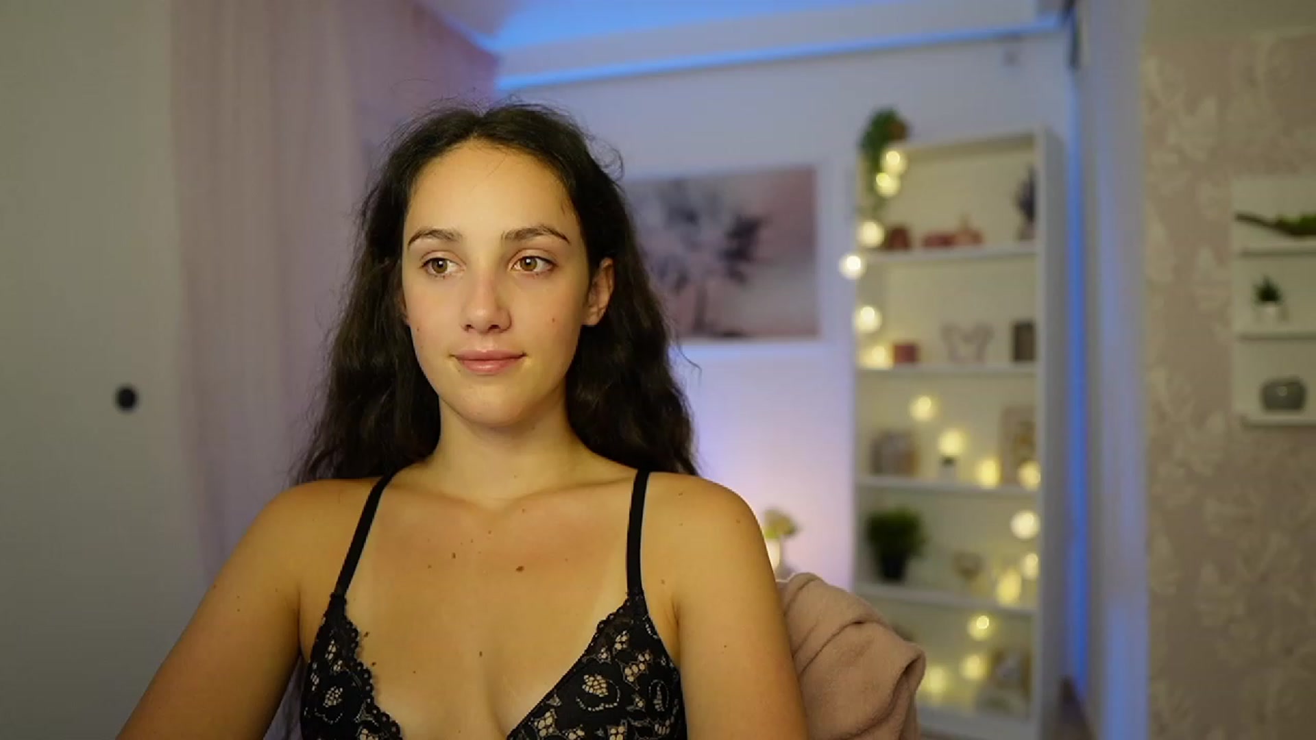 Gallery image thumbnail from Sophie_Rain18's myfreecams stream on, 09/29/2023, 17:43 image 18 of 20