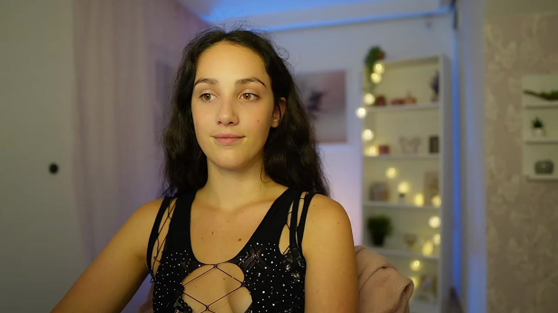 Gallery image thumbnail from Sophie_Rain18's myfreecams stream on, 09/29/2023, 17:43 image 4 of 20