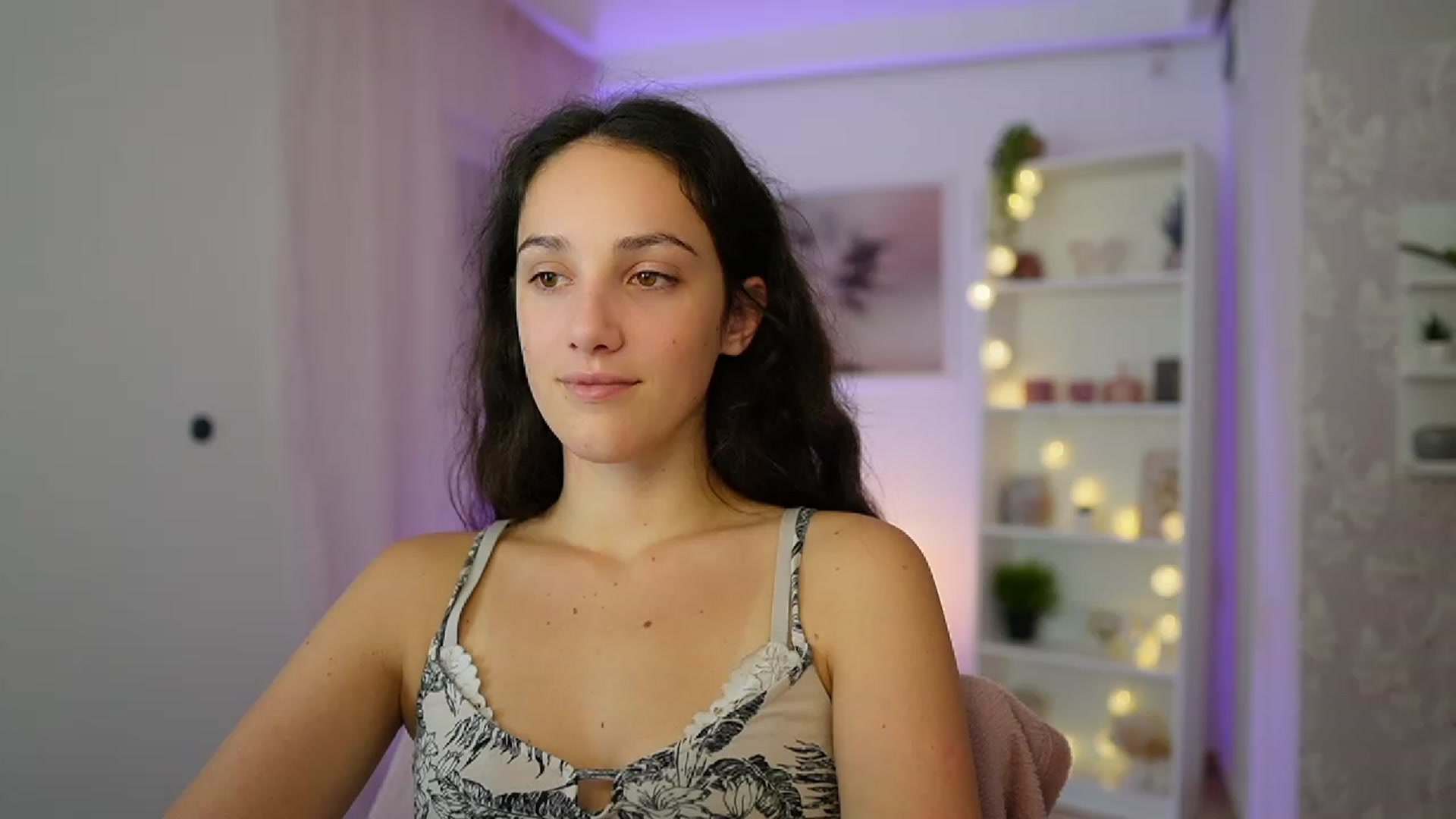 Gallery image thumbnail from Sophie_Rain18's myfreecams stream on, 10/19/2023, 16:59 image 7 of 20
