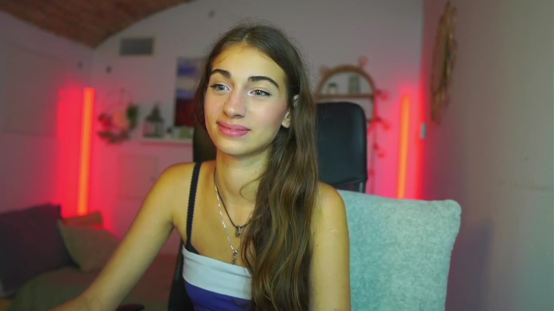 Gallery image thumbnail from Sophie__Grey's myfreecams stream on, 07/17/2025, 18:02 image 19 of 20
