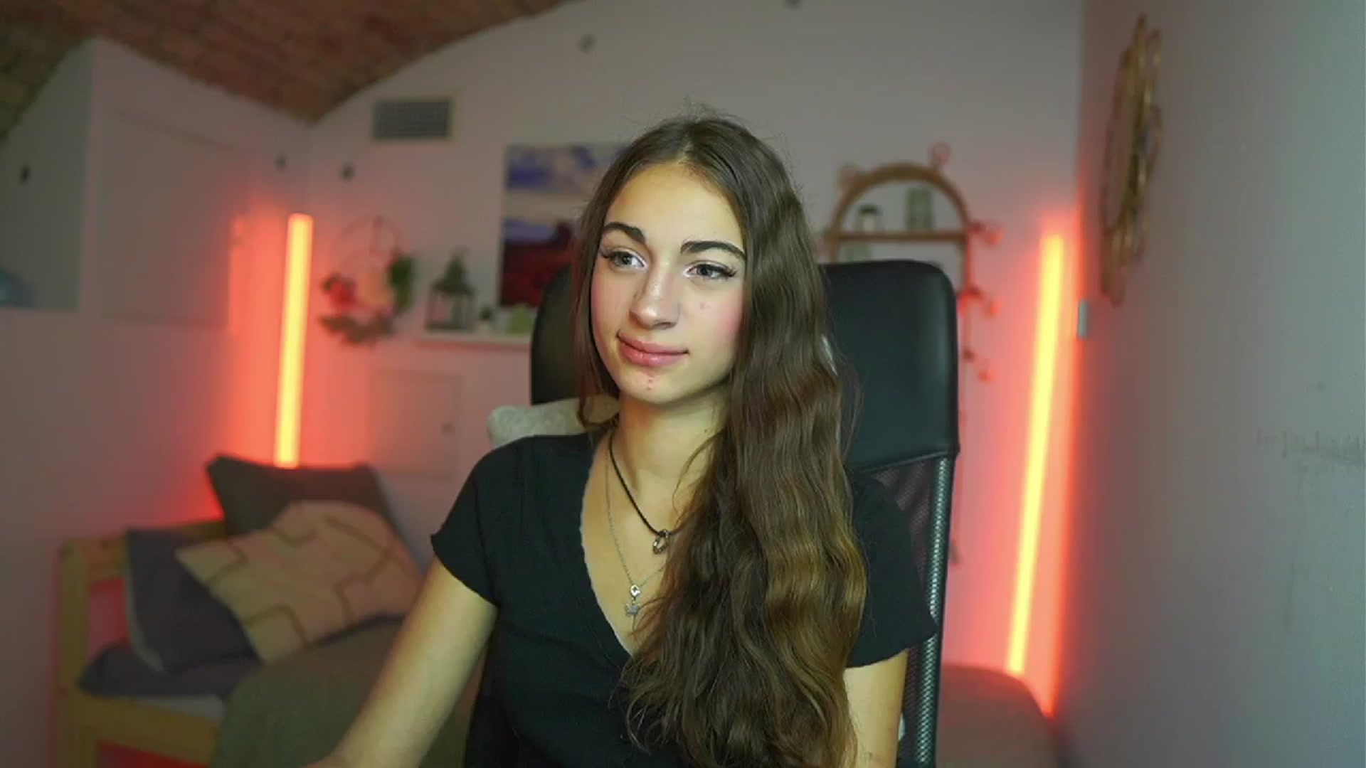 Gallery image thumbnail from Sophie__Grey's myfreecams stream on, 08/02/2025, 13:45 image 7 of 20