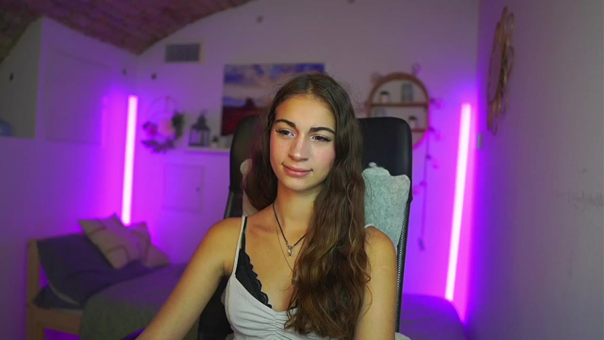 Gallery image thumbnail from Sophie__Grey's myfreecams stream on, 08/03/2025, 14:16 image 4 of 20