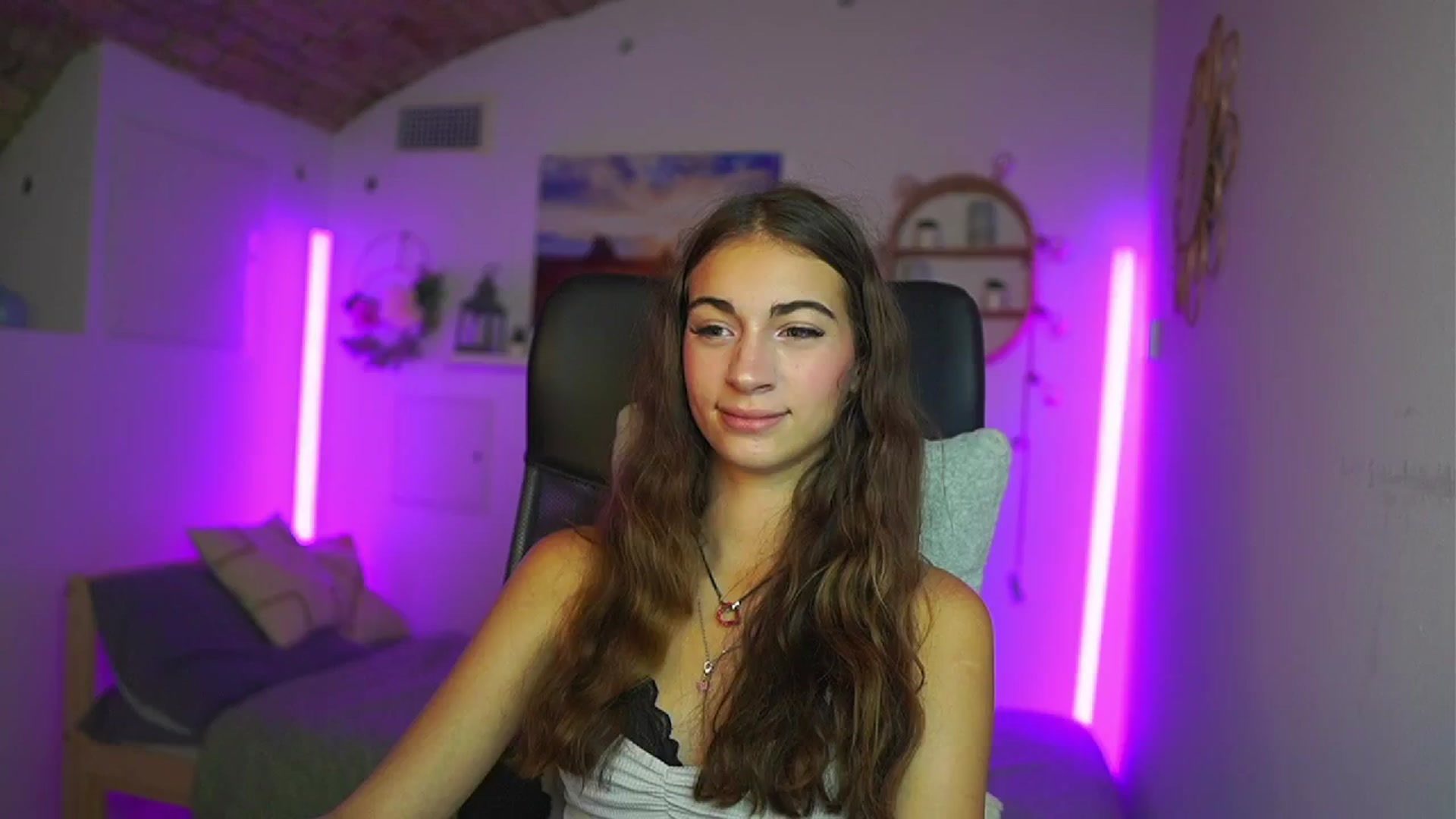 Gallery image thumbnail from Sophie__Grey's myfreecams stream on, 08/03/2025, 14:16 image 11 of 20