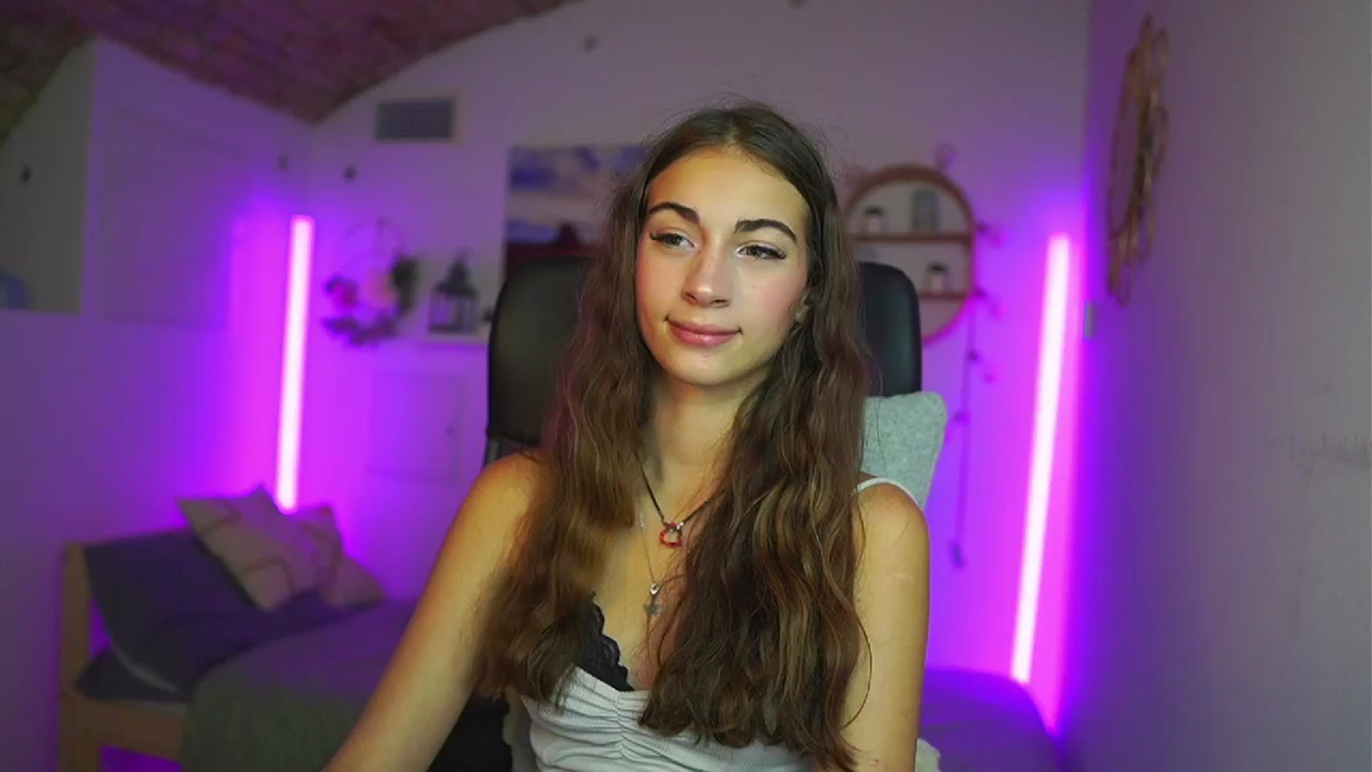 Gallery image thumbnail from Sophie__Grey's myfreecams stream on, 08/03/2025, 14:16 image 9 of 20