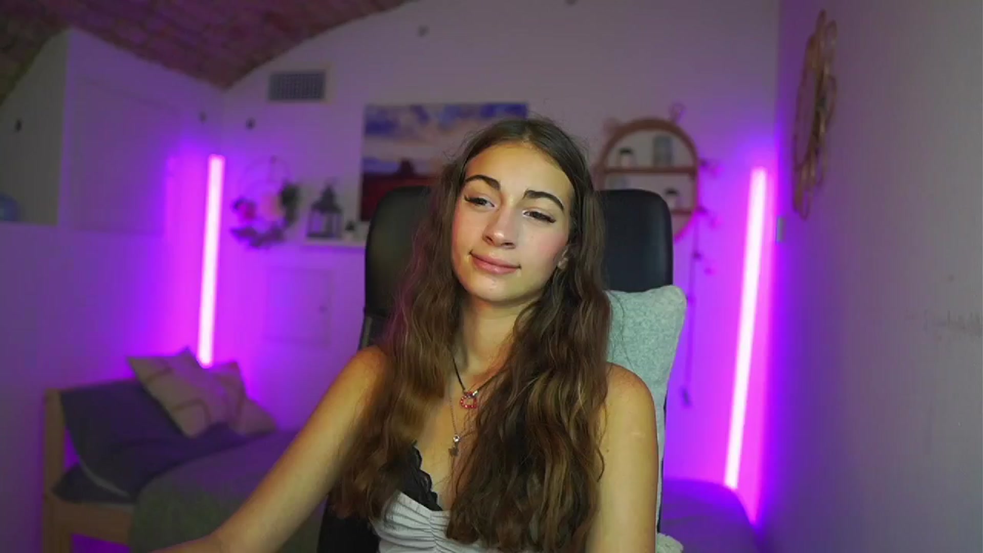 Gallery image thumbnail from Sophie__Grey's myfreecams stream on, 08/03/2025, 14:16 image 10 of 20