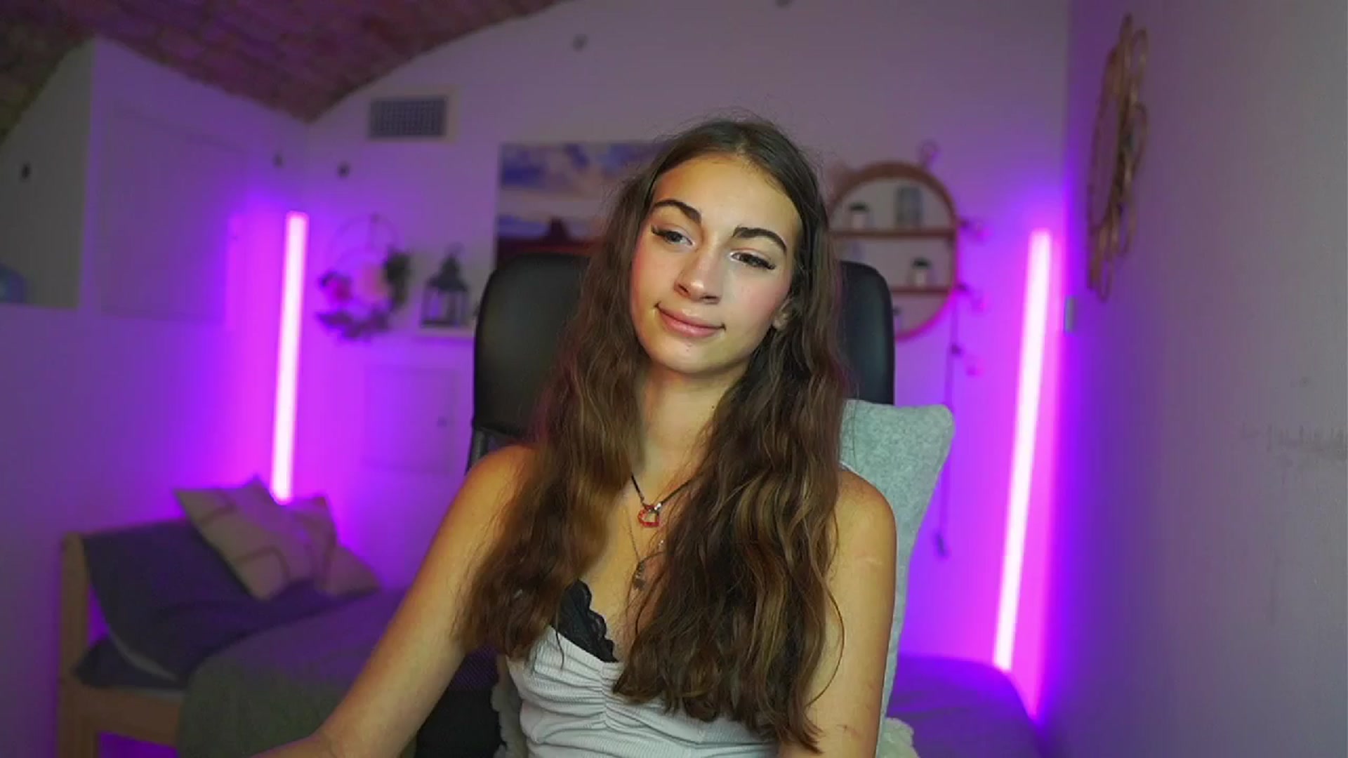 Gallery image thumbnail from Sophie__Grey's myfreecams stream on, 08/03/2025, 14:16 image 8 of 20