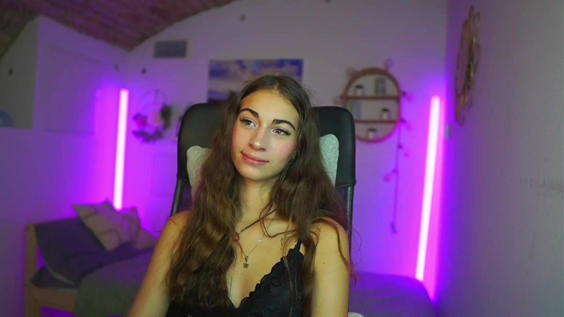 Gallery image thumbnail from Sophie__Grey's myfreecams stream on, 08/03/2025, 14:16 image 17 of 20