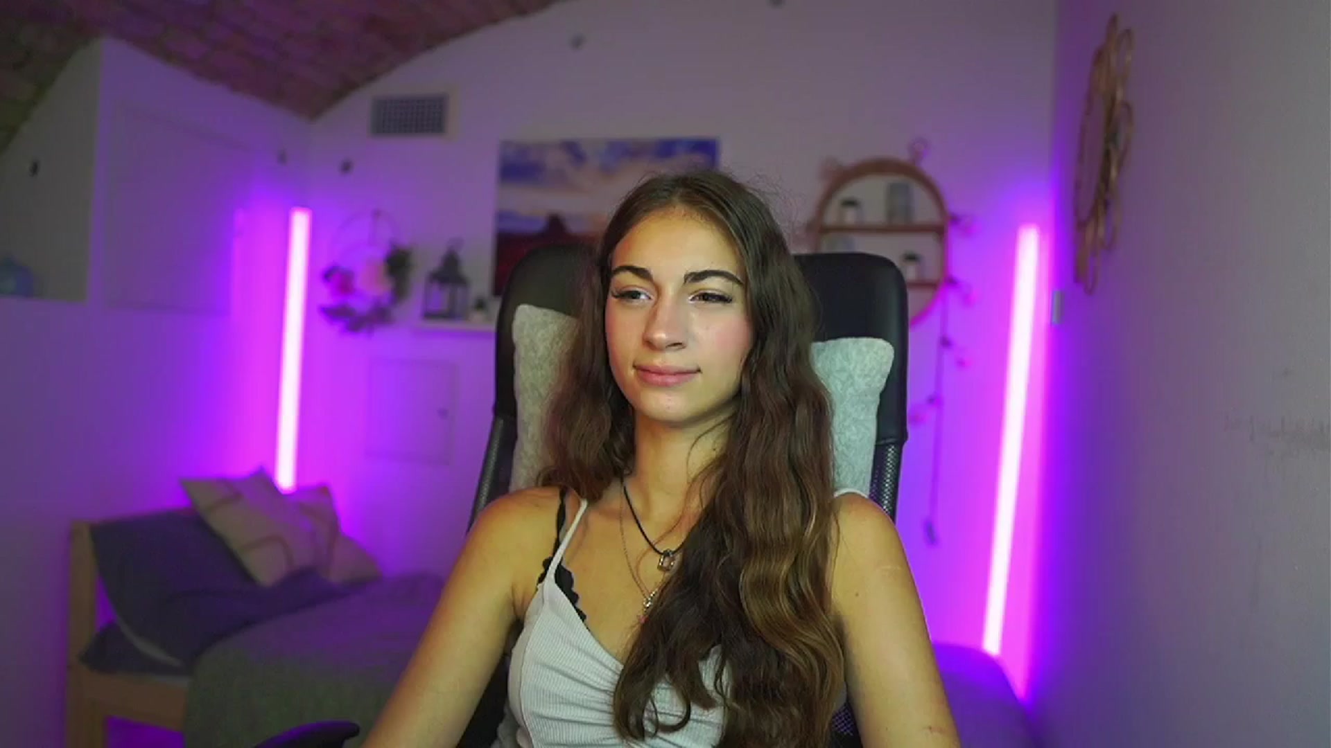 Gallery image thumbnail from Sophie__Grey's myfreecams stream on, 08/03/2025, 15:30 image 17 of 20