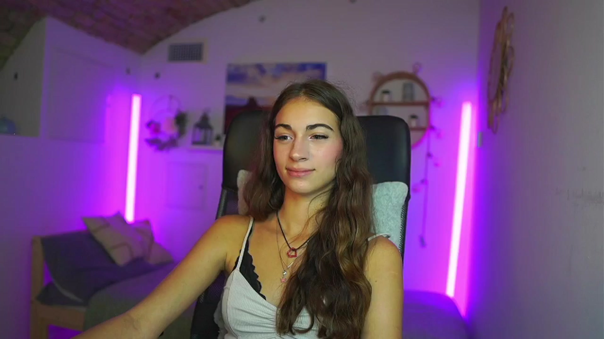 Gallery image thumbnail from Sophie__Grey's myfreecams stream on, 08/03/2025, 15:30 image 14 of 20
