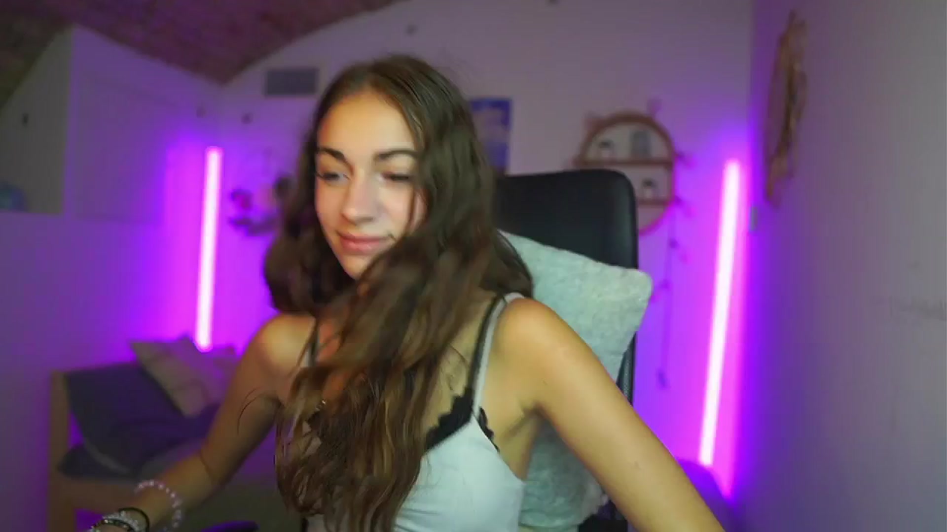 Gallery image thumbnail from Sophie__Grey's myfreecams stream on, 08/03/2025, 15:30 image 6 of 20