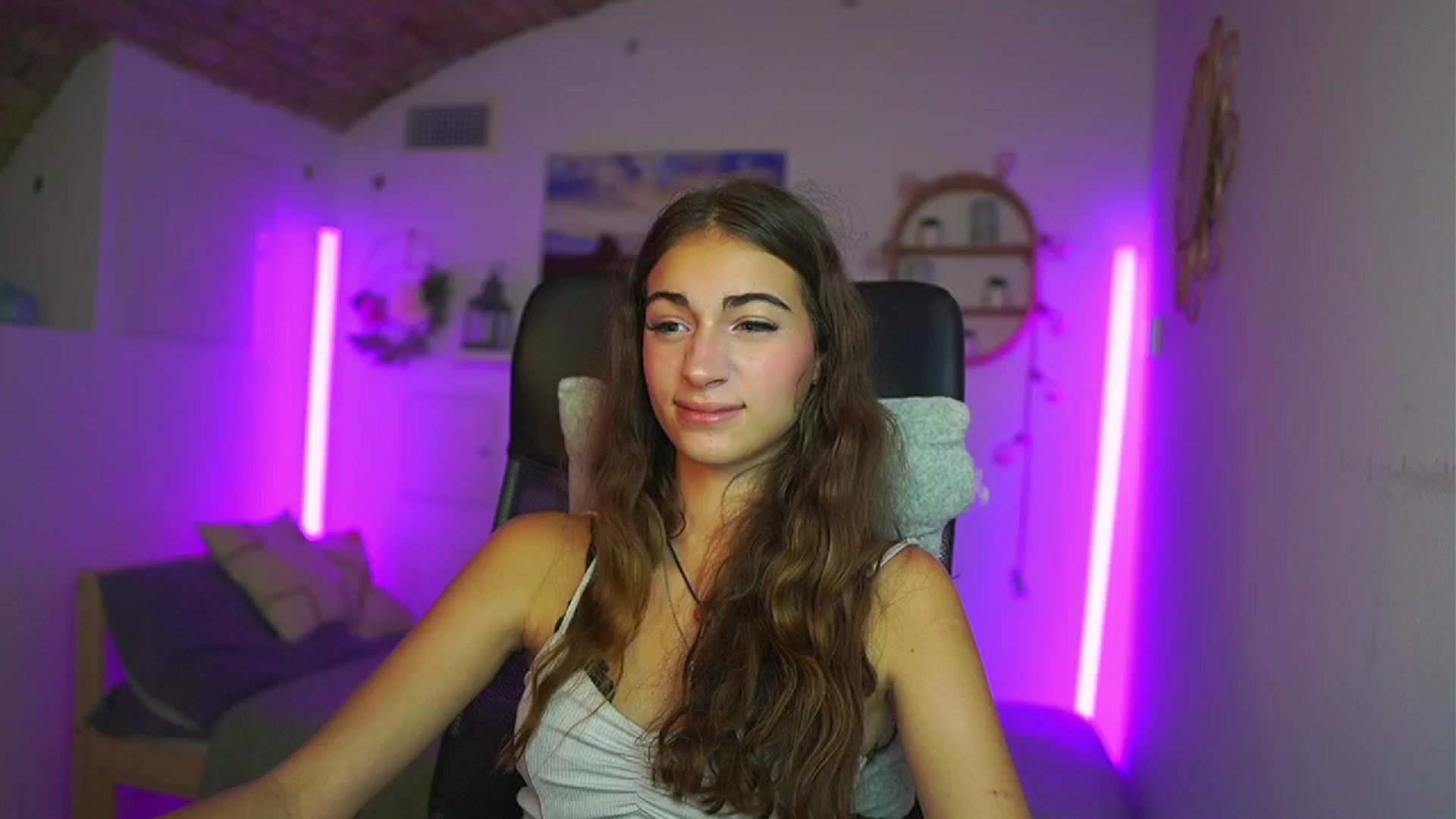Gallery image thumbnail from Sophie__Grey's myfreecams stream on, 08/03/2025, 15:30 image 12 of 20