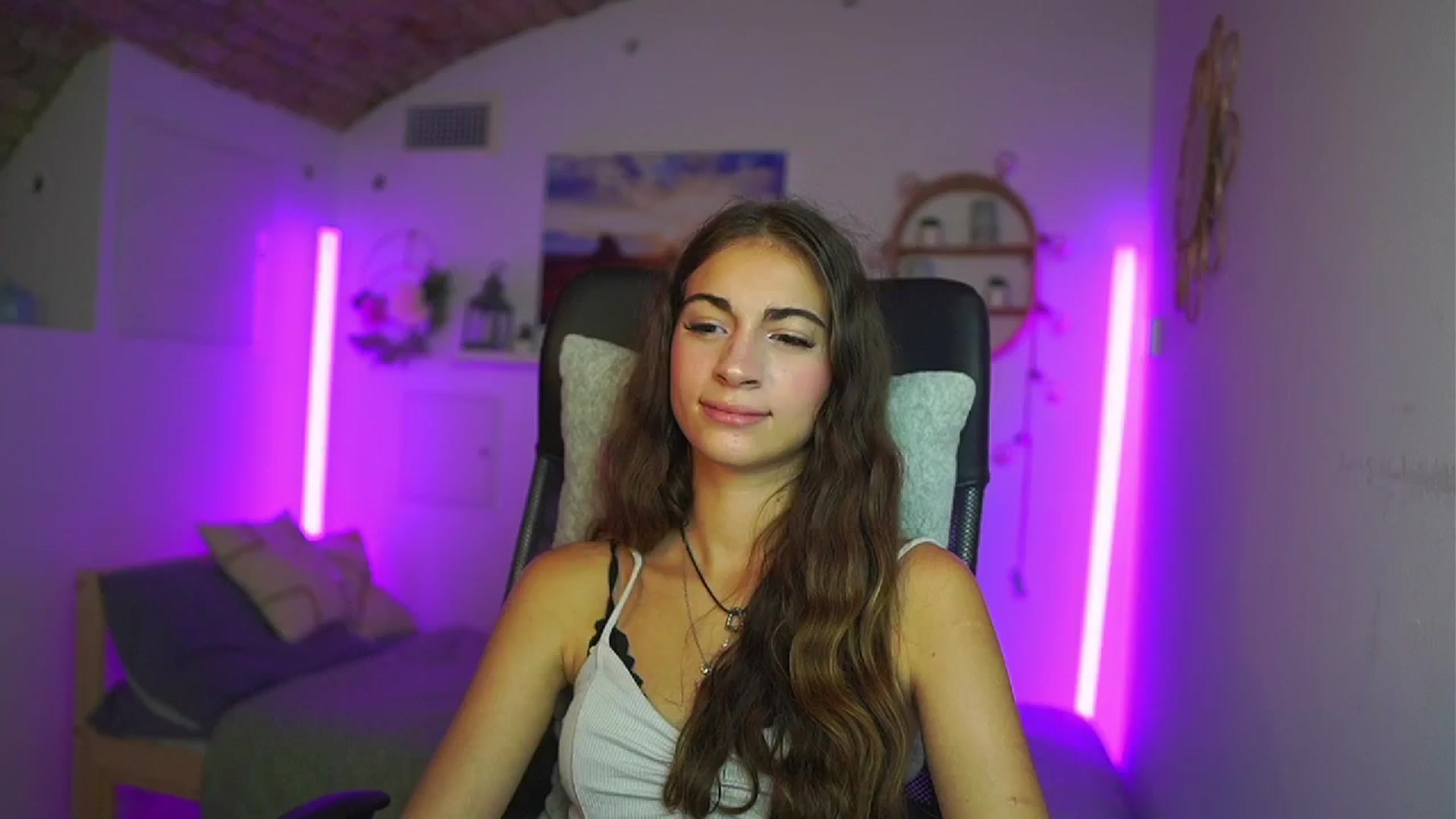 Gallery image thumbnail from Sophie__Grey's myfreecams stream on, 08/03/2025, 15:30 image 18 of 20