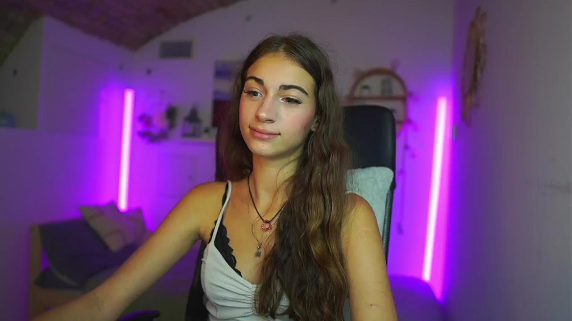 Gallery image thumbnail from Sophie__Grey's myfreecams stream on, 08/03/2025, 15:30 image 13 of 20