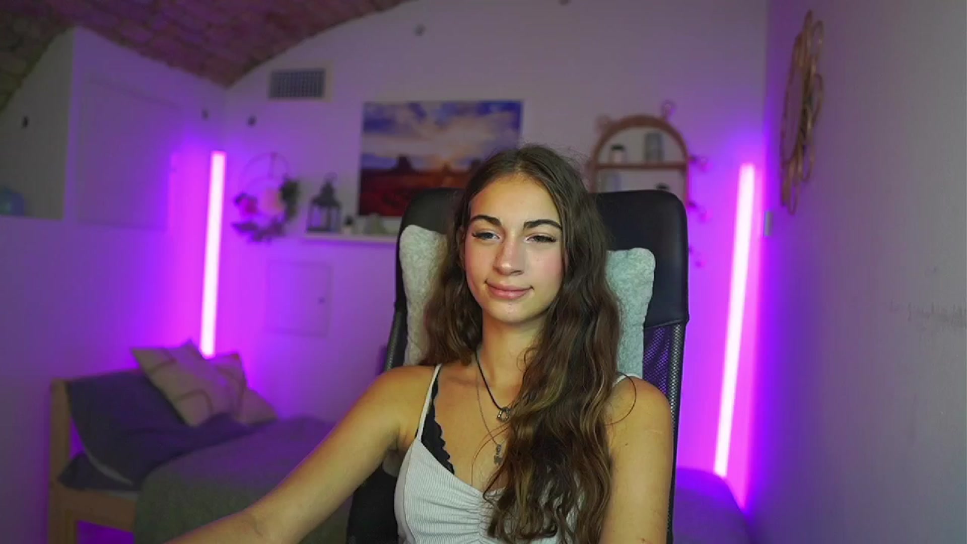Gallery image thumbnail from Sophie__Grey's myfreecams stream on, 08/03/2025, 15:30 image 2 of 20