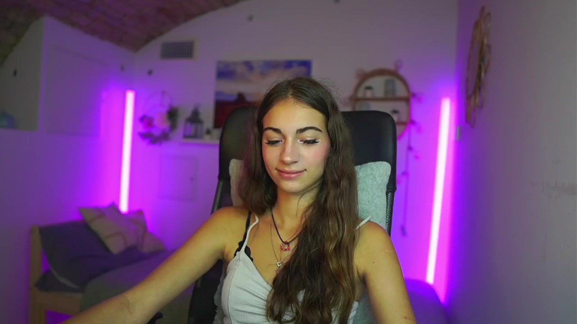 Gallery image thumbnail from Sophie__Grey's myfreecams stream on, 08/03/2025, 15:30 image 15 of 20