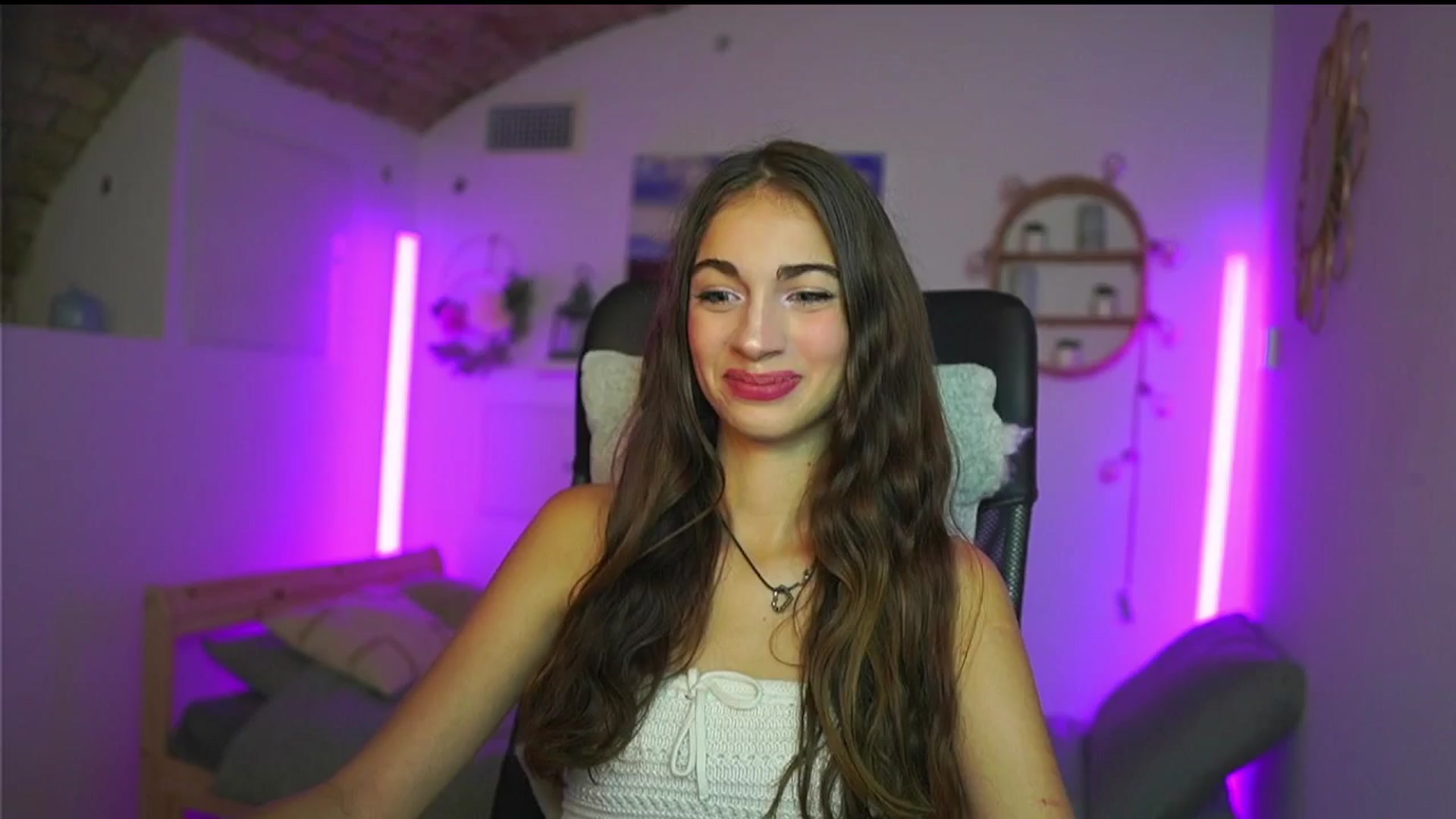 Gallery image thumbnail from Sophie__Grey's myfreecams stream on, 08/28/2025, 14:13 image 4 of 20
