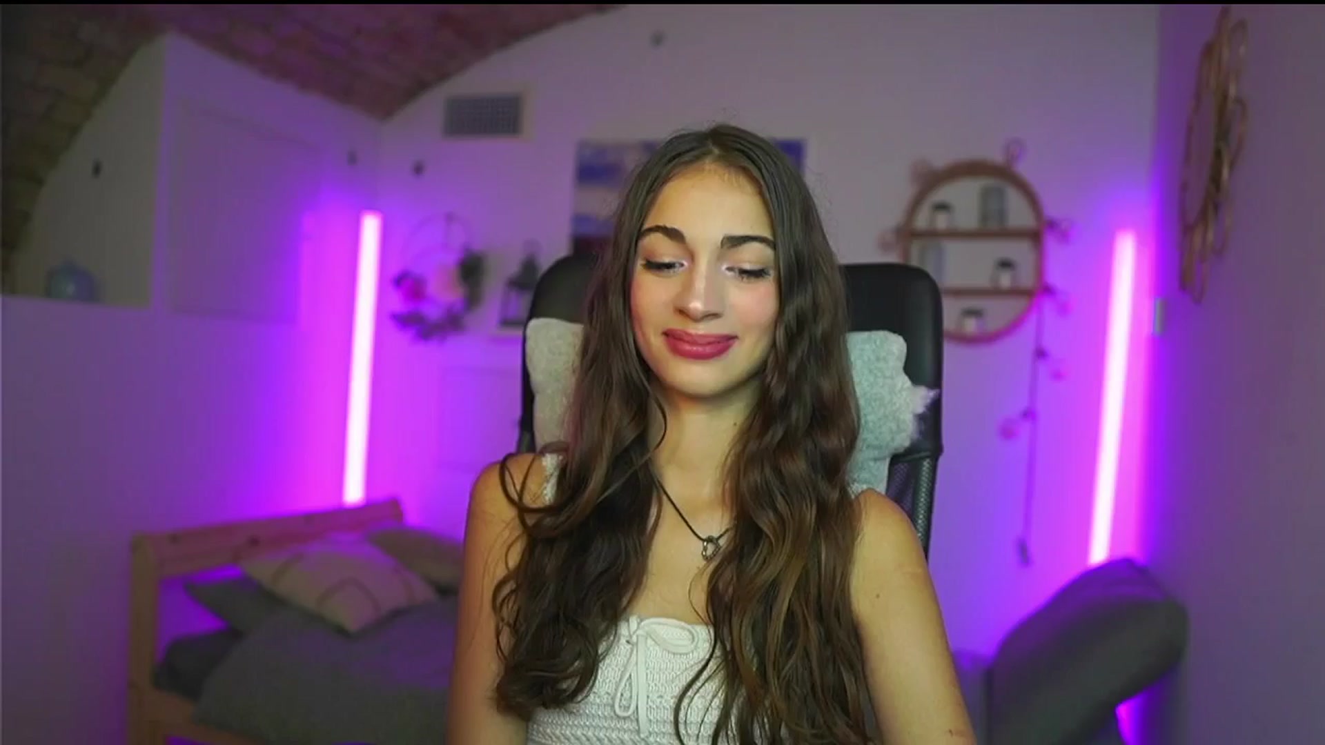 Gallery image thumbnail from Sophie__Grey's myfreecams stream on, 08/28/2025, 14:13 image 3 of 20