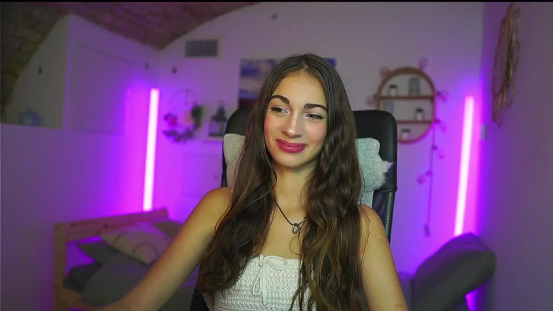 Gallery image thumbnail from Sophie__Grey's myfreecams stream on, 08/28/2025, 14:13 image 5 of 20