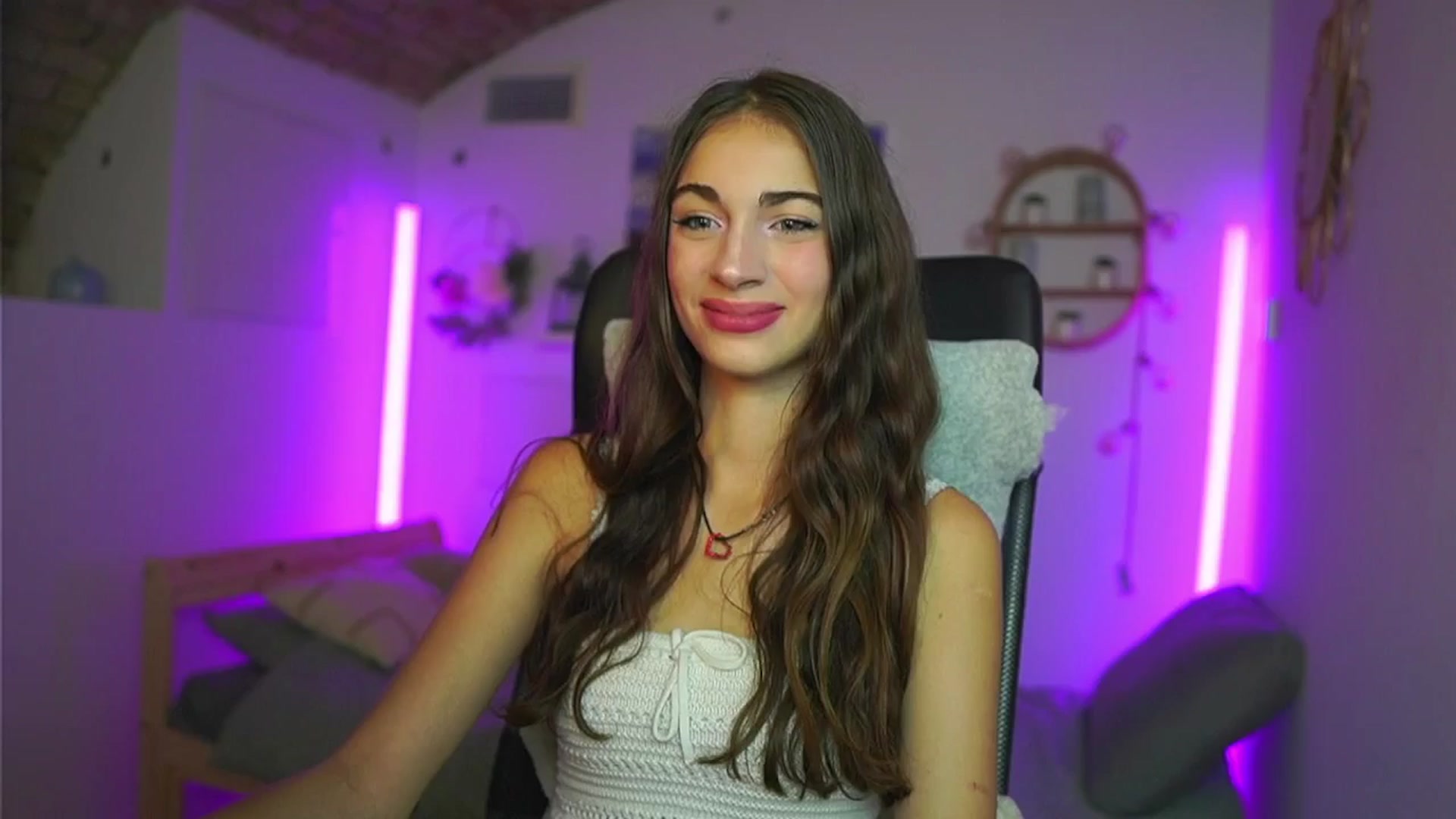 Gallery image thumbnail from Sophie__Grey's myfreecams stream on, 08/28/2025, 14:13 image 14 of 20