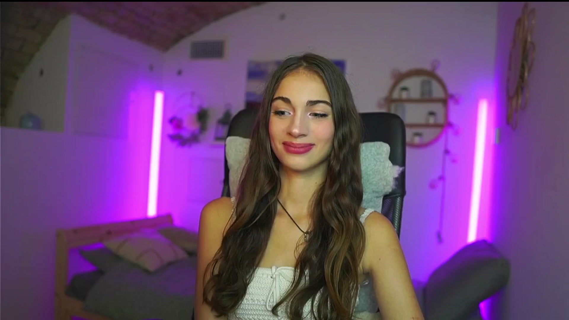Gallery image thumbnail from Sophie__Grey's myfreecams stream on, 08/28/2025, 14:13 image 6 of 20