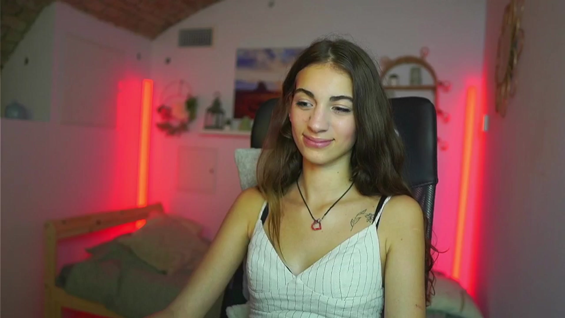 Gallery image thumbnail from Sophie__Grey's myfreecams stream on, 08/29/2025, 15:00 image 2 of 20