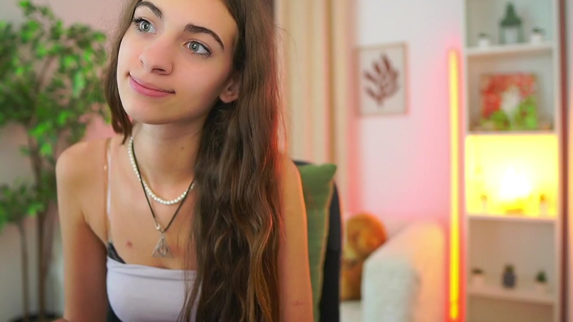 Gallery image thumbnail from Sophie__Grey's myfreecams stream on, 09/21/2025, 21:44 image 17 of 20