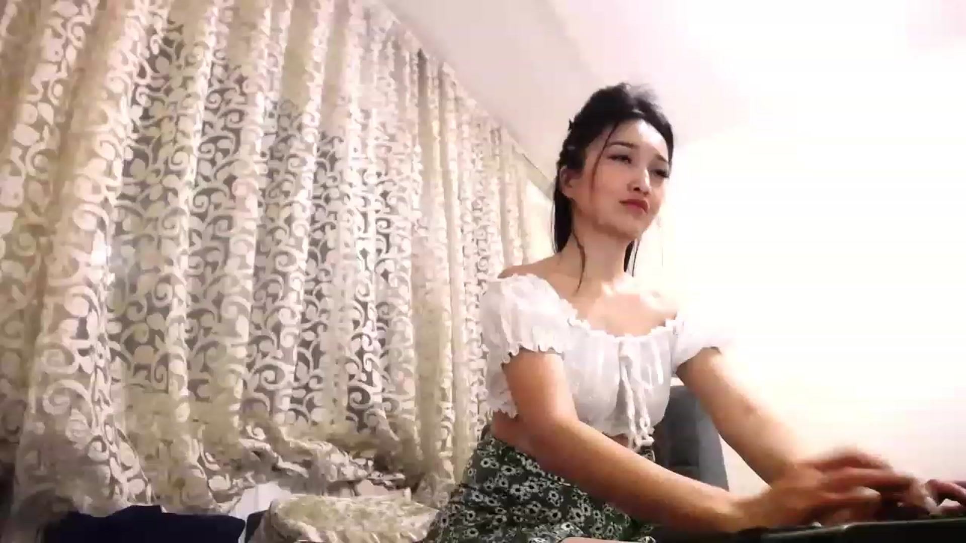 Gallery image thumbnail from Sophie_lee's myfreecams stream on, 12/21/2022, 19:21 image 19 of 20